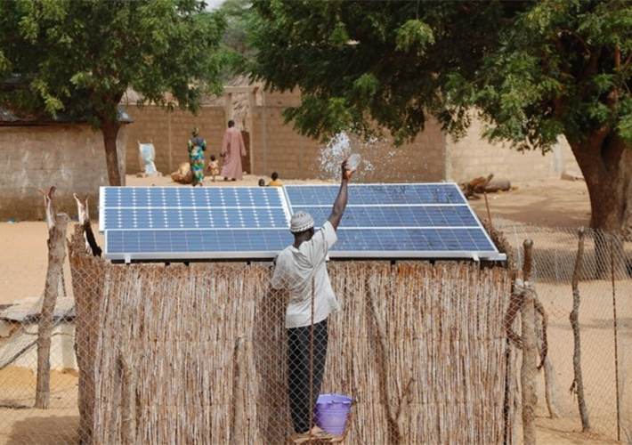 foto Schneider Electric presenta soluciones energéticas inclusivas y sostenibles en el Energy Access Investment Forum en África.